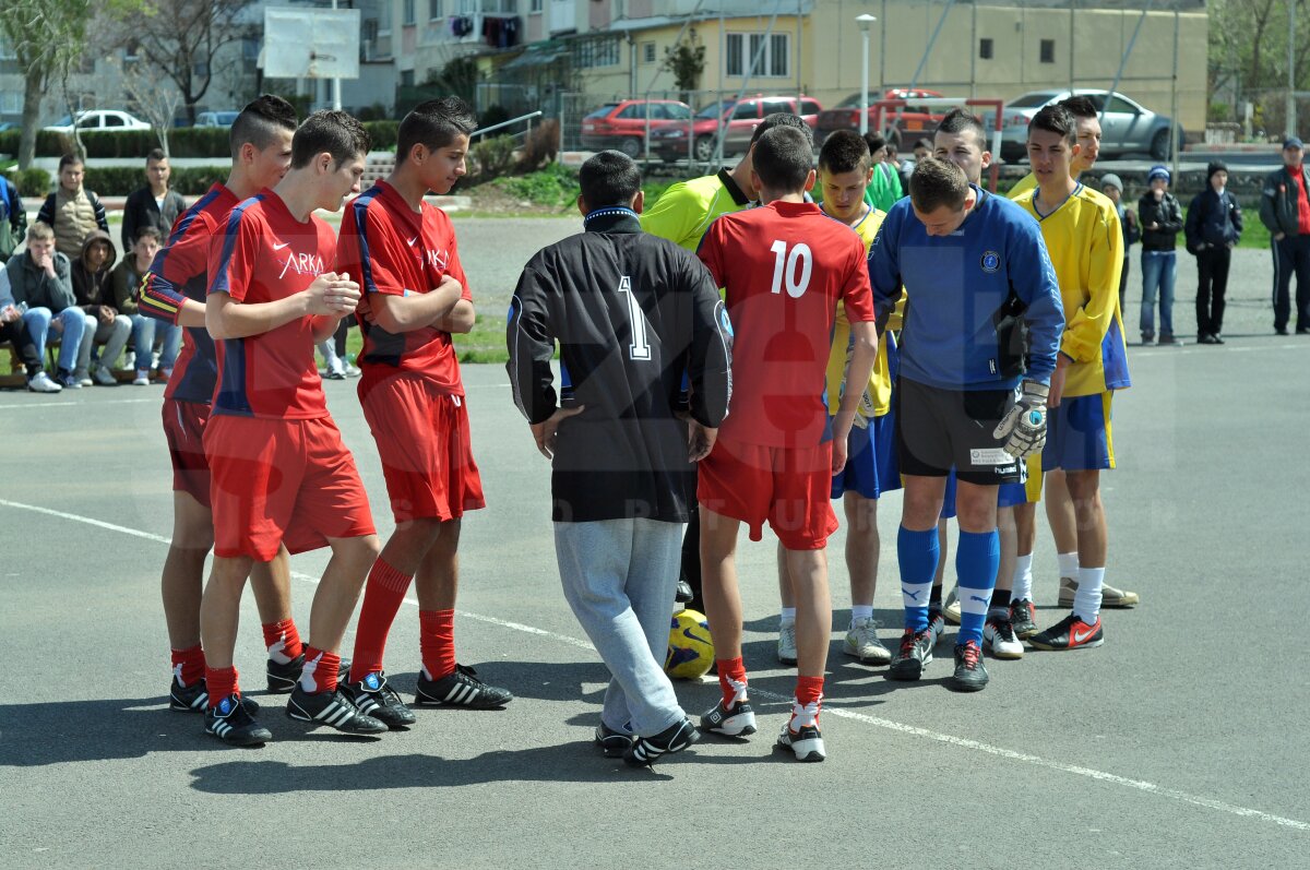 FOTO Lecţie de viaţă dată de liceeni la 18 ani » Fără violenţă, doar fotbal