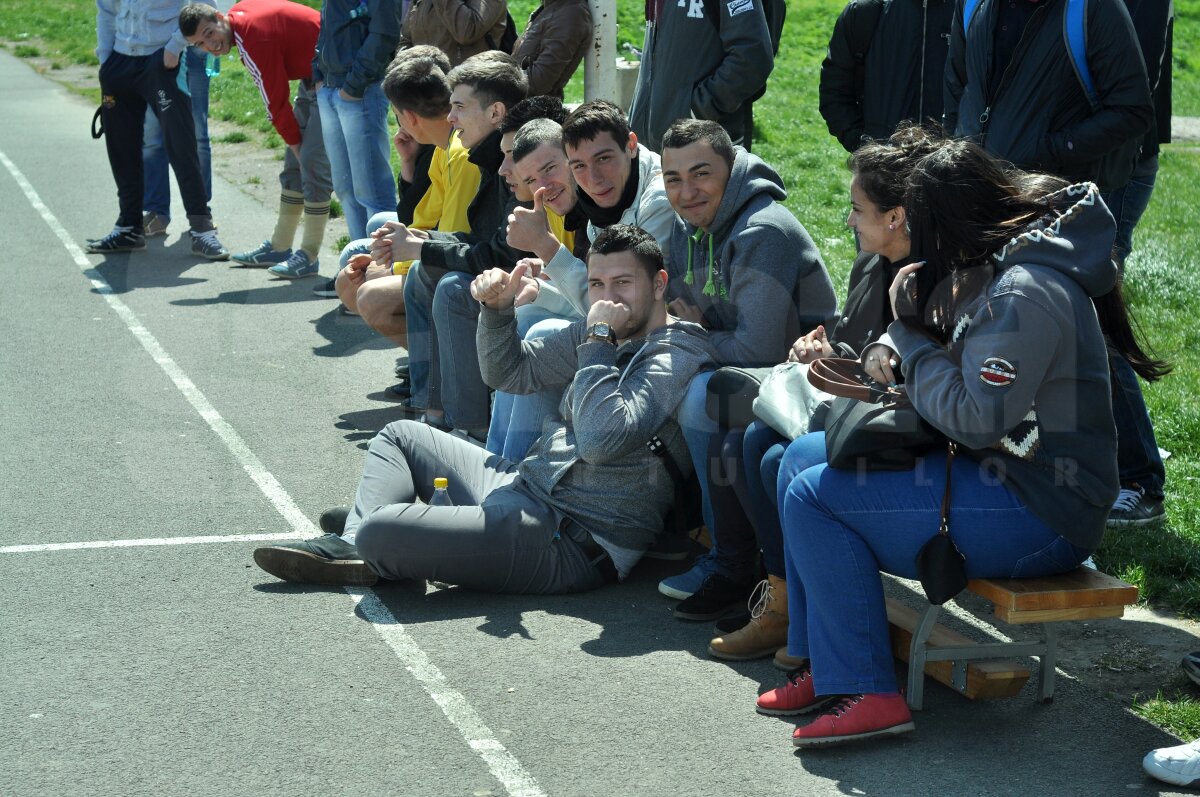 FOTO Lecţie de viaţă dată de liceeni la 18 ani » Fără violenţă, doar fotbal