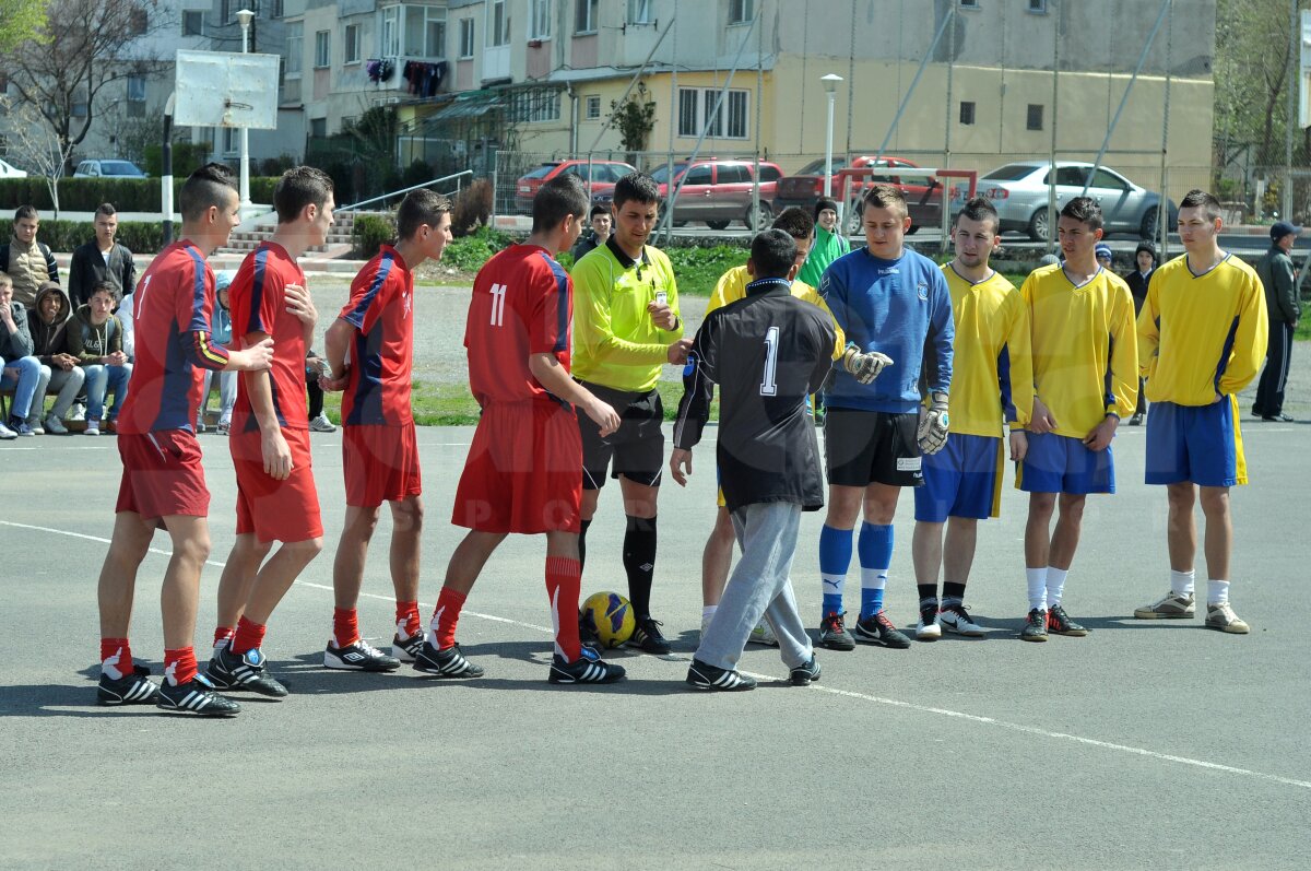 FOTO Lecţie de viaţă dată de liceeni la 18 ani » Fără violenţă, doar fotbal