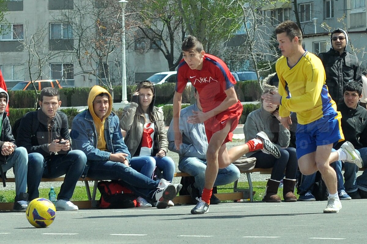 FOTO Lecţie de viaţă dată de liceeni la 18 ani » Fără violenţă, doar fotbal