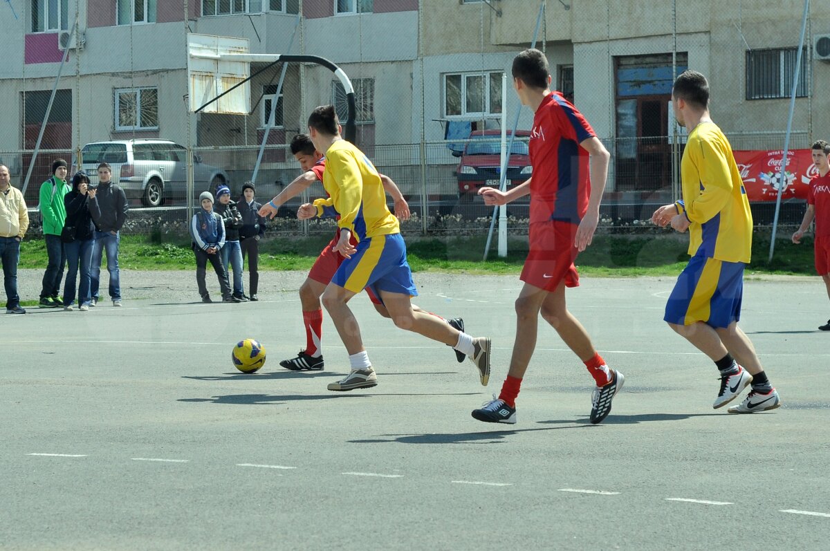 FOTO Lecţie de viaţă dată de liceeni la 18 ani » Fără violenţă, doar fotbal