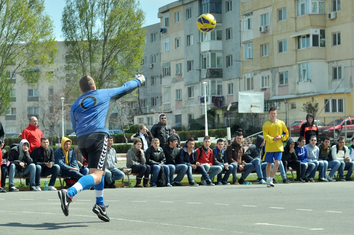 FOTO Lecţie de viaţă dată de liceeni la 18 ani » Fără violenţă, doar fotbal