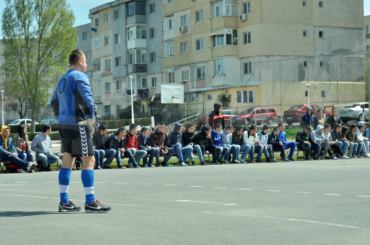 FOTO Lecţie de viaţă dată de liceeni la 18 ani » Fără violenţă, doar fotbal