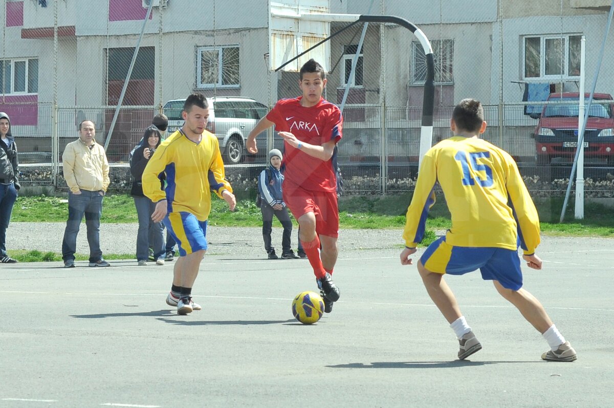 FOTO Lecţie de viaţă dată de liceeni la 18 ani » Fără violenţă, doar fotbal