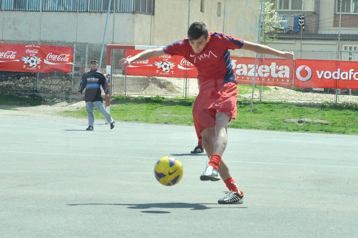 FOTO Lecţie de viaţă dată de liceeni la 18 ani » Fără violenţă, doar fotbal