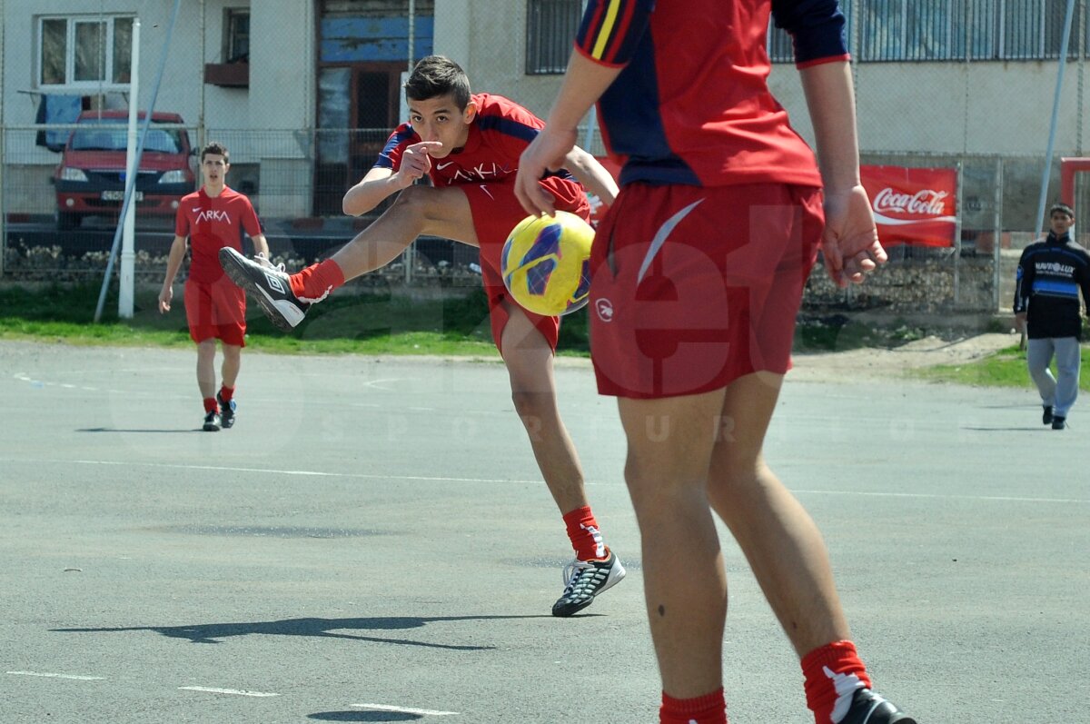 FOTO Lecţie de viaţă dată de liceeni la 18 ani » Fără violenţă, doar fotbal