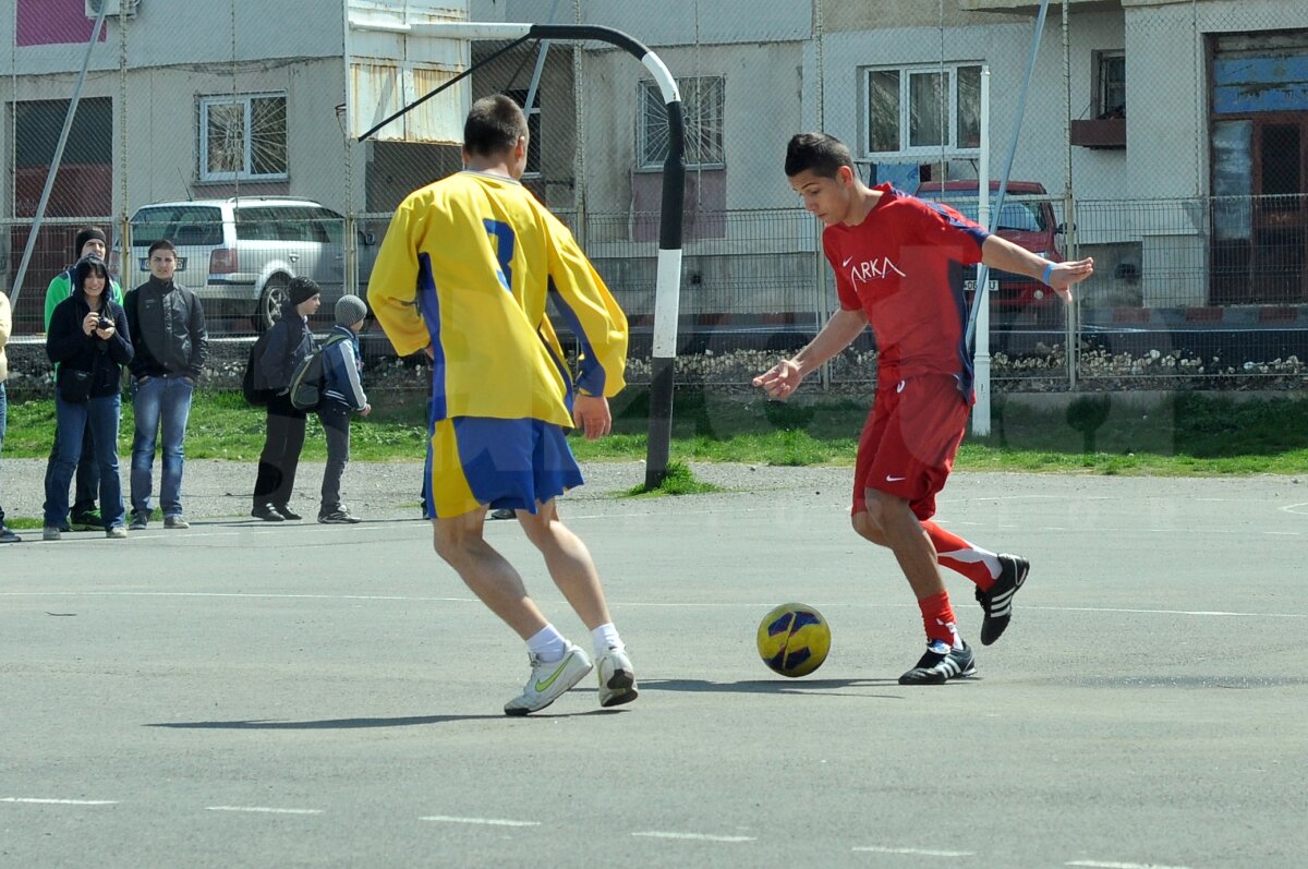 FOTO Lecţie de viaţă dată de liceeni la 18 ani » Fără violenţă, doar fotbal