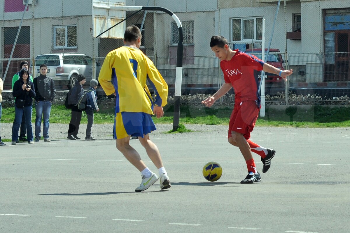 FOTO Lecţie de viaţă dată de liceeni la 18 ani » Fără violenţă, doar fotbal