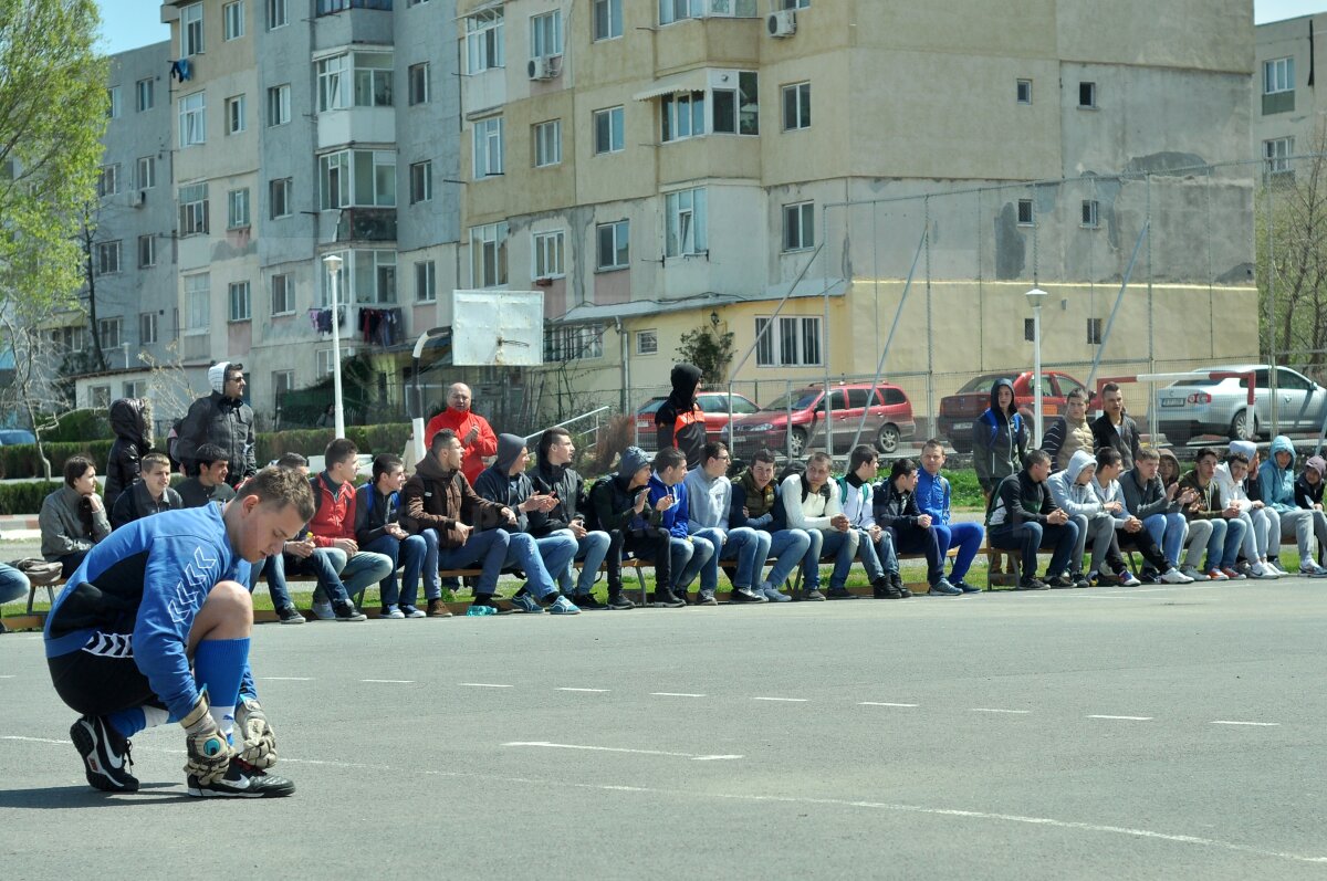 FOTO Lecţie de viaţă dată de liceeni la 18 ani » Fără violenţă, doar fotbal