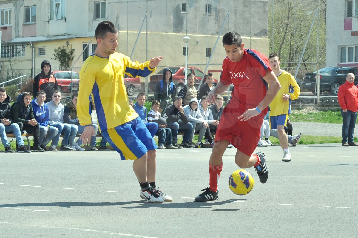 FOTO Lecţie de viaţă dată de liceeni la 18 ani » Fără violenţă, doar fotbal