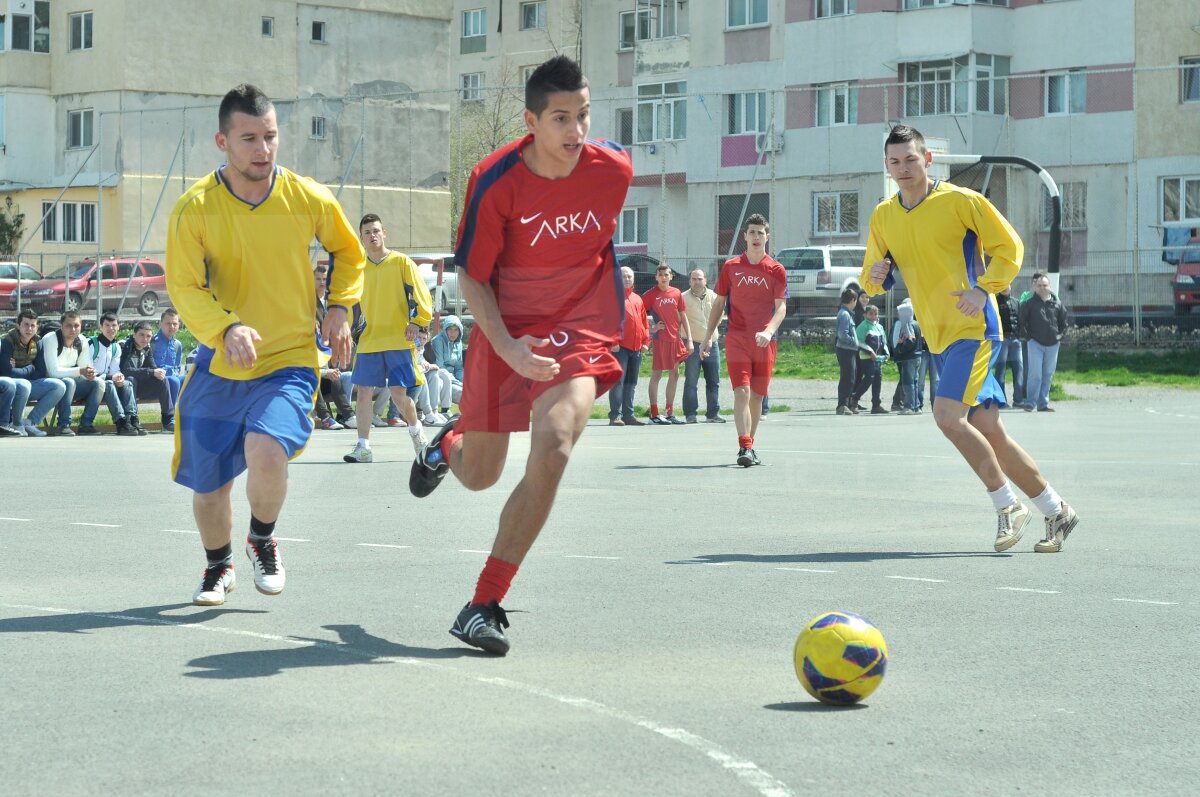 FOTO Lecţie de viaţă dată de liceeni la 18 ani » Fără violenţă, doar fotbal