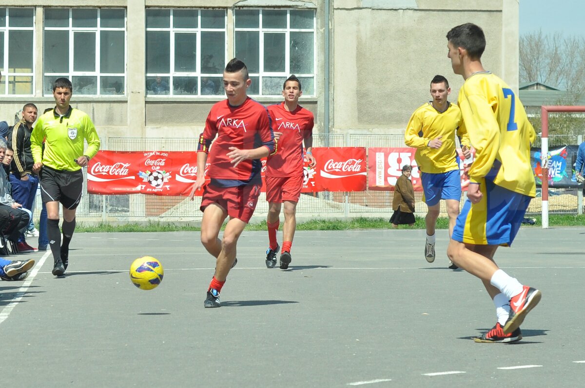 FOTO Lecţie de viaţă dată de liceeni la 18 ani » Fără violenţă, doar fotbal