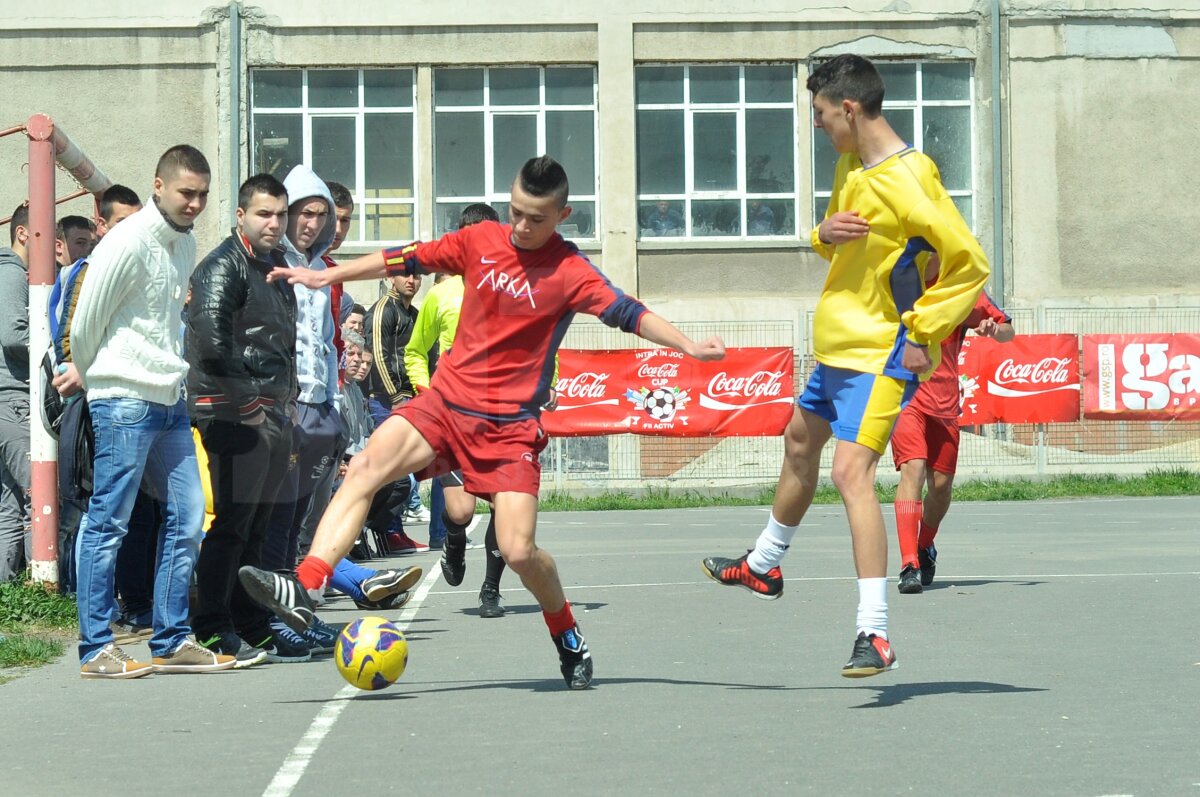 FOTO Lecţie de viaţă dată de liceeni la 18 ani » Fără violenţă, doar fotbal