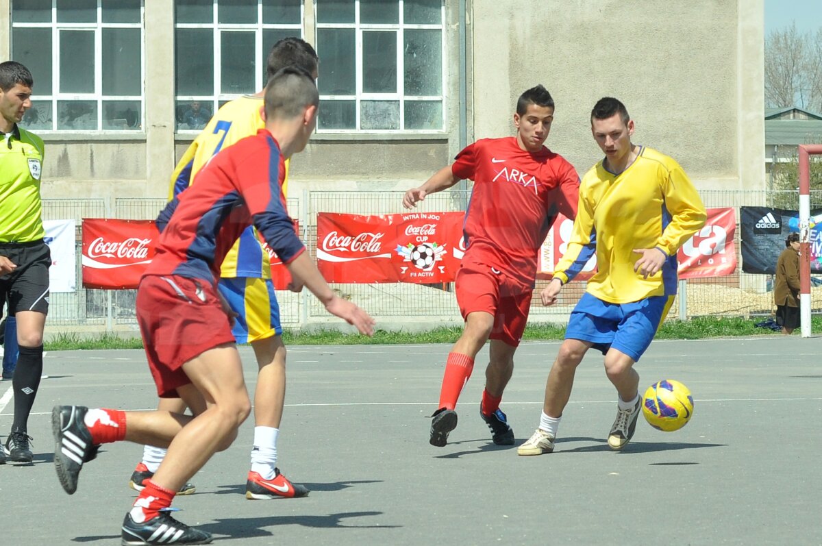 FOTO Lecţie de viaţă dată de liceeni la 18 ani » Fără violenţă, doar fotbal