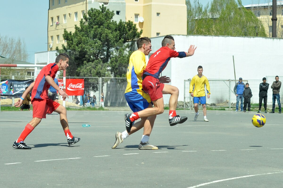 FOTO Lecţie de viaţă dată de liceeni la 18 ani » Fără violenţă, doar fotbal