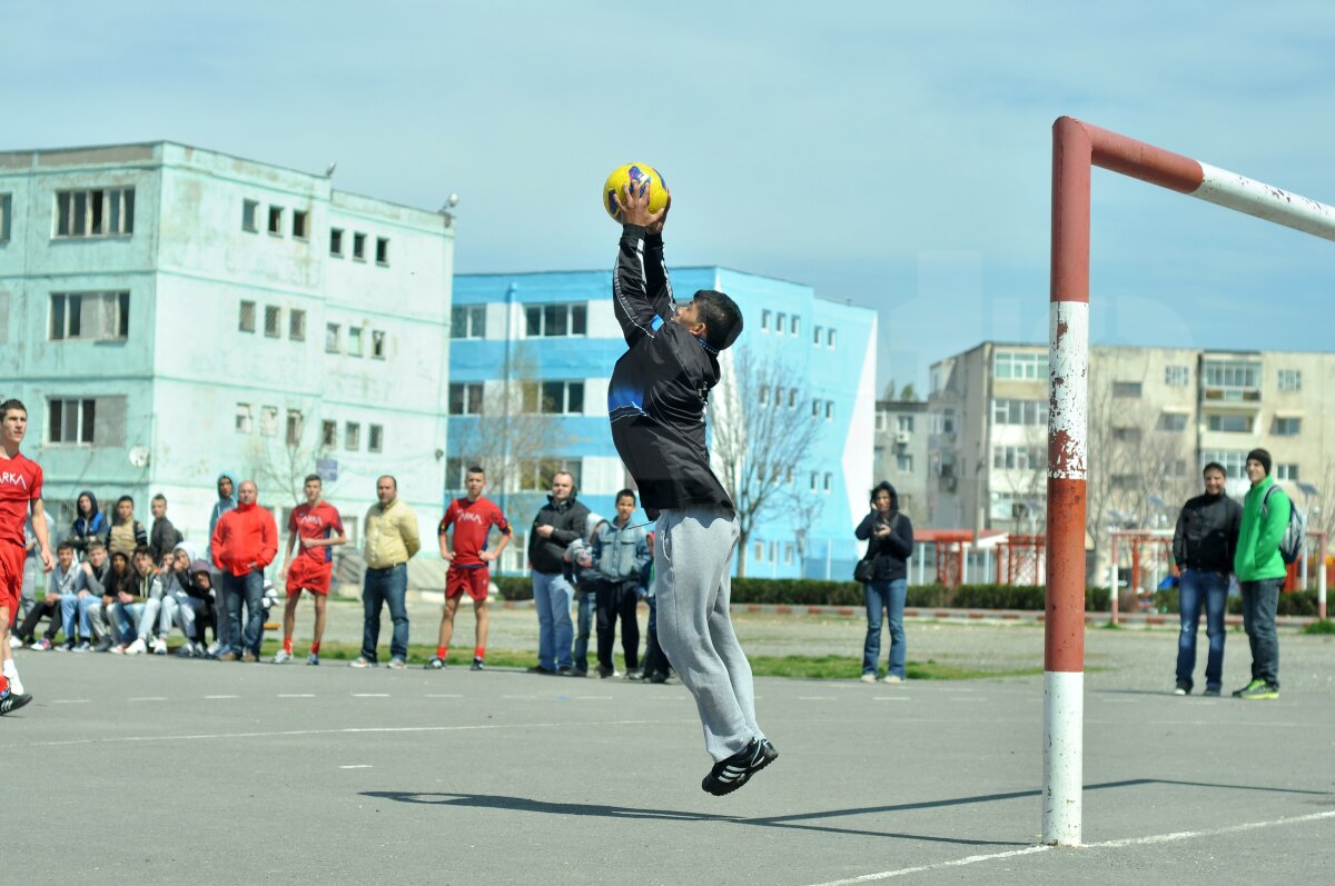 FOTO Lecţie de viaţă dată de liceeni la 18 ani » Fără violenţă, doar fotbal