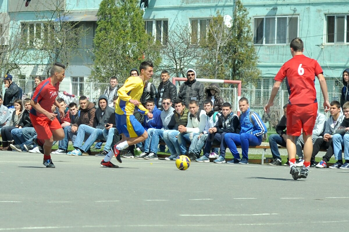 FOTO Lecţie de viaţă dată de liceeni la 18 ani » Fără violenţă, doar fotbal