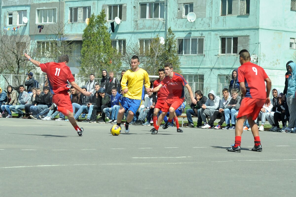 FOTO Lecţie de viaţă dată de liceeni la 18 ani » Fără violenţă, doar fotbal