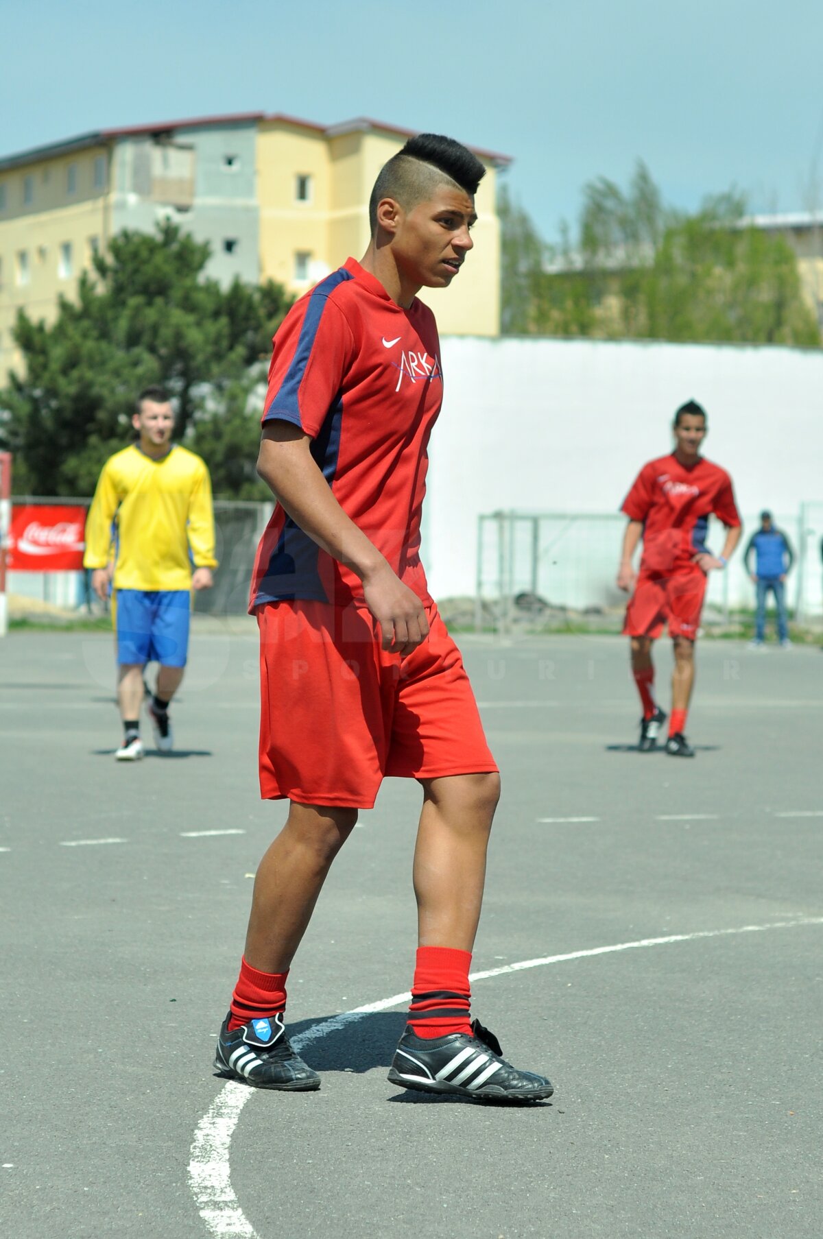 FOTO Lecţie de viaţă dată de liceeni la 18 ani » Fără violenţă, doar fotbal