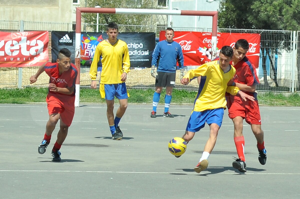 FOTO Lecţie de viaţă dată de liceeni la 18 ani » Fără violenţă, doar fotbal