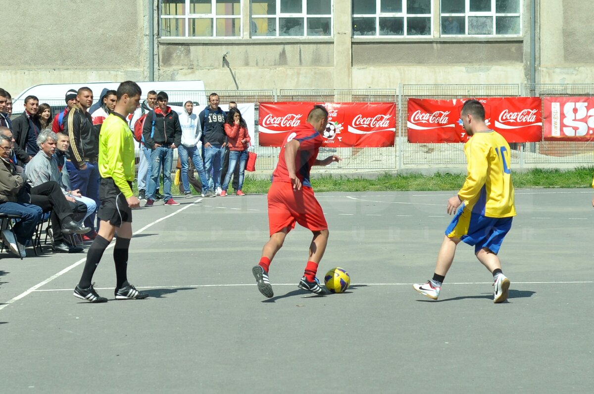 FOTO Lecţie de viaţă dată de liceeni la 18 ani » Fără violenţă, doar fotbal