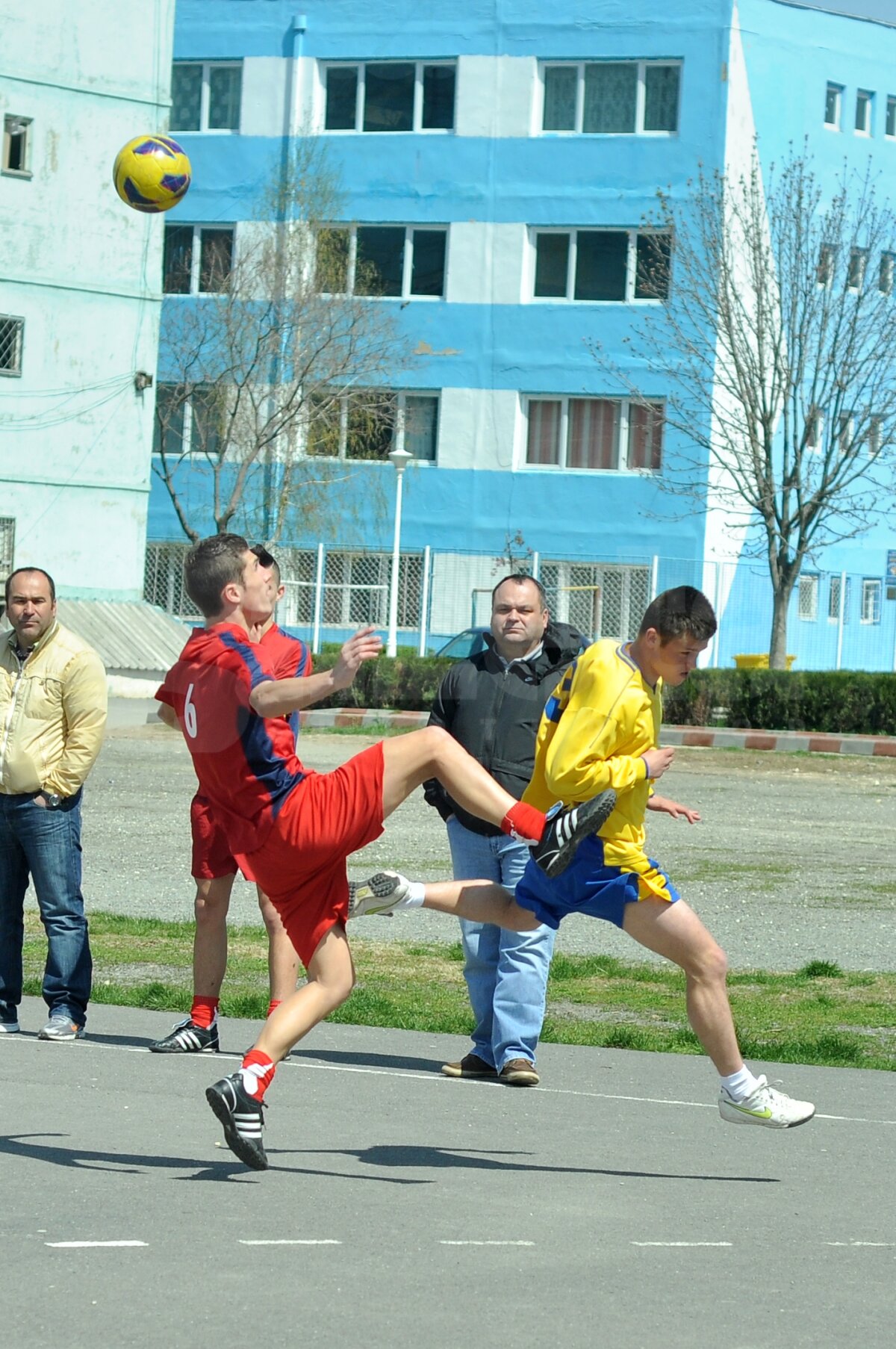 FOTO Lecţie de viaţă dată de liceeni la 18 ani » Fără violenţă, doar fotbal