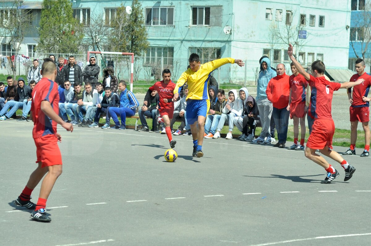 FOTO Lecţie de viaţă dată de liceeni la 18 ani » Fără violenţă, doar fotbal