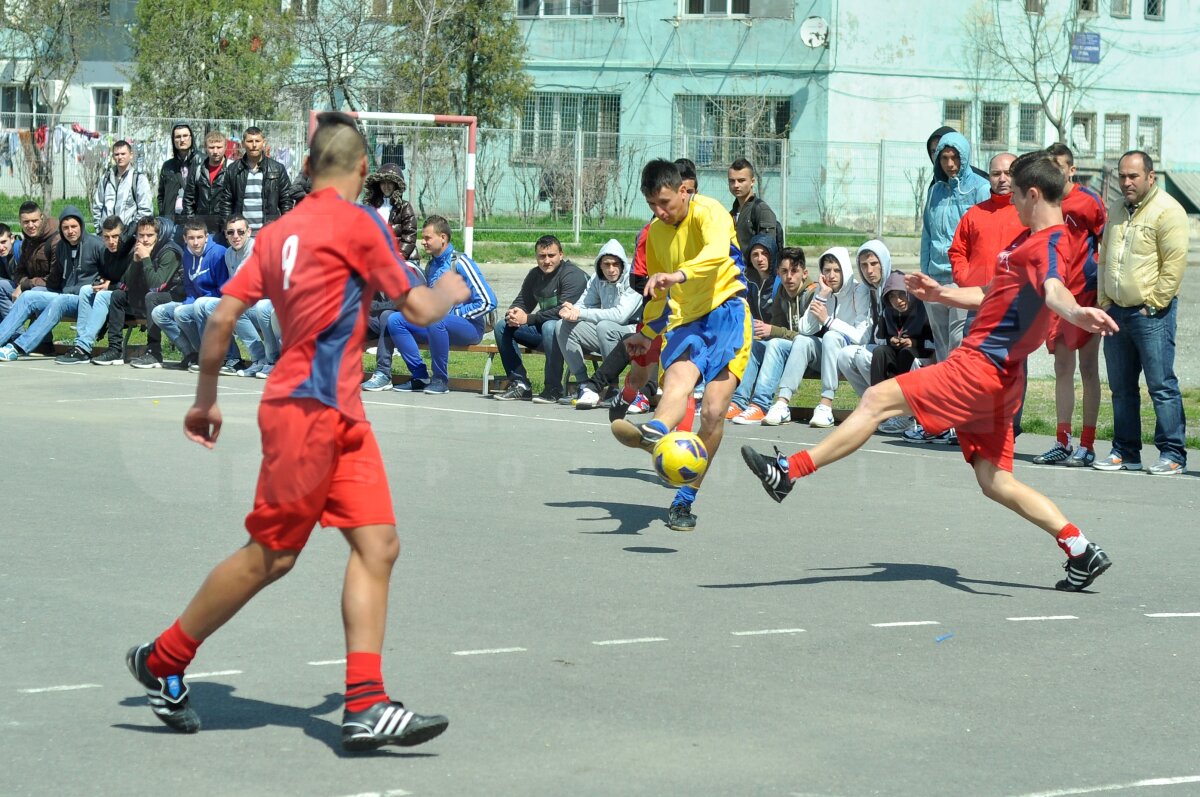 FOTO Lecţie de viaţă dată de liceeni la 18 ani » Fără violenţă, doar fotbal