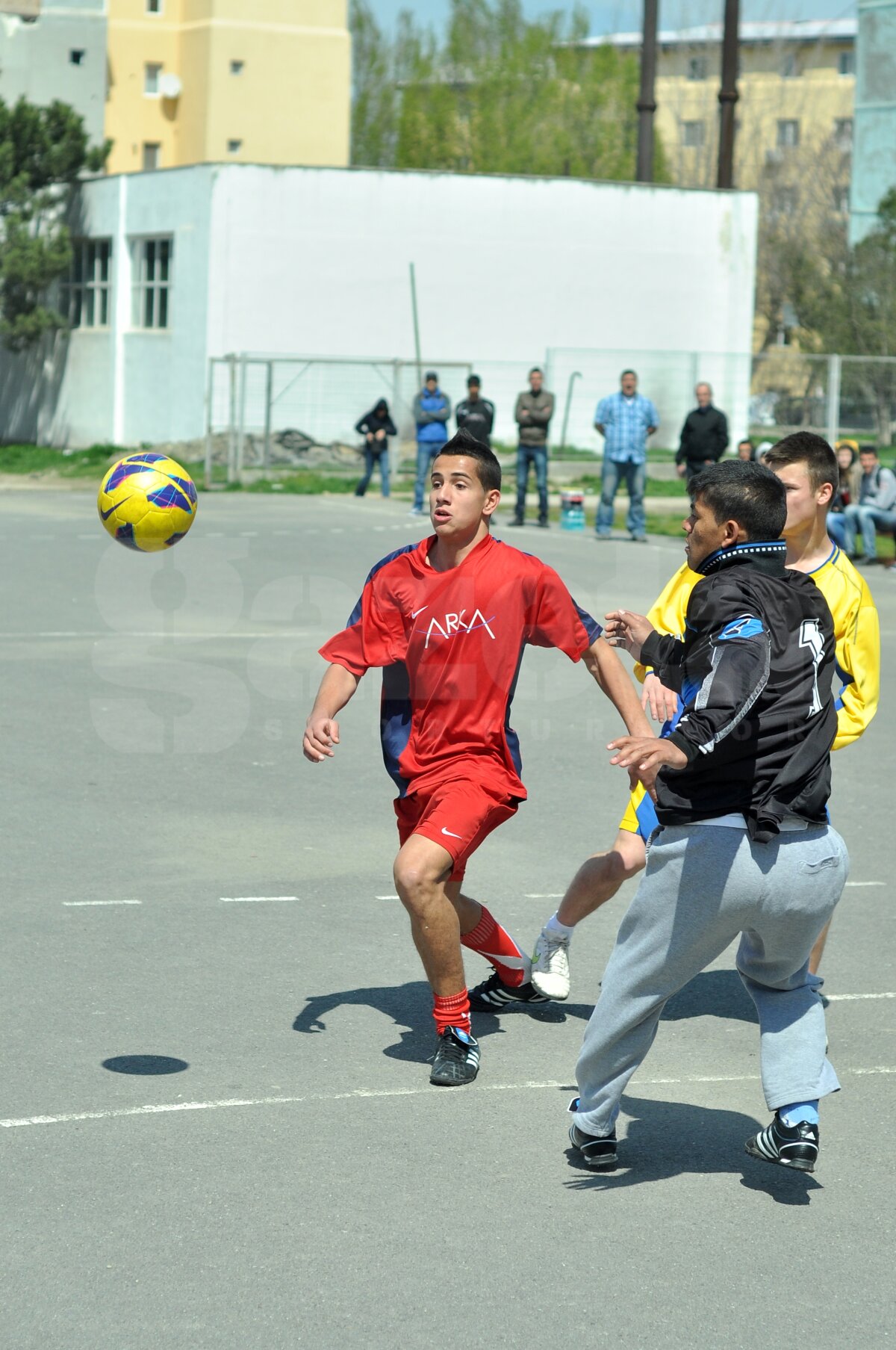 FOTO Lecţie de viaţă dată de liceeni la 18 ani » Fără violenţă, doar fotbal