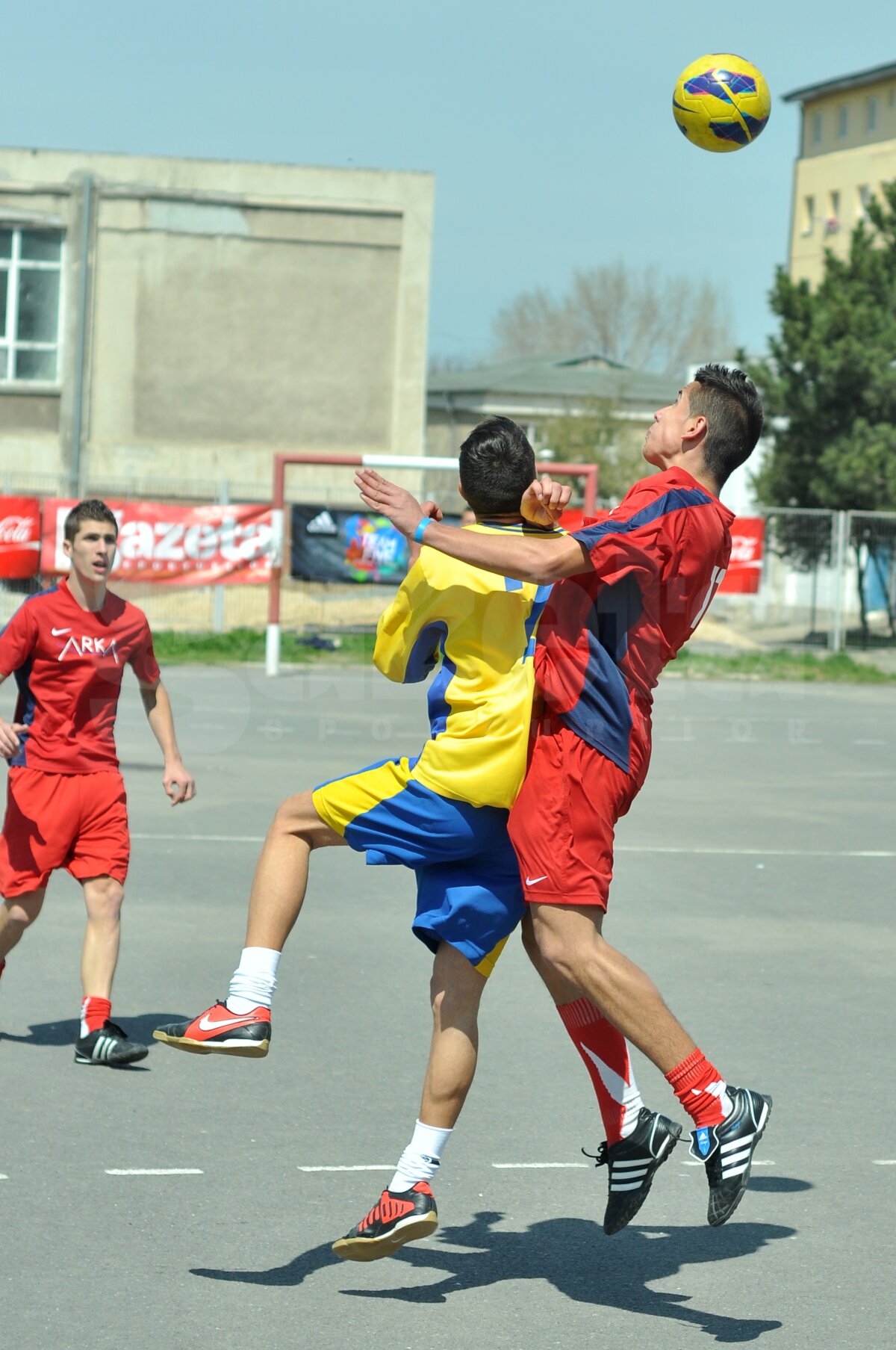 FOTO Lecţie de viaţă dată de liceeni la 18 ani » Fără violenţă, doar fotbal