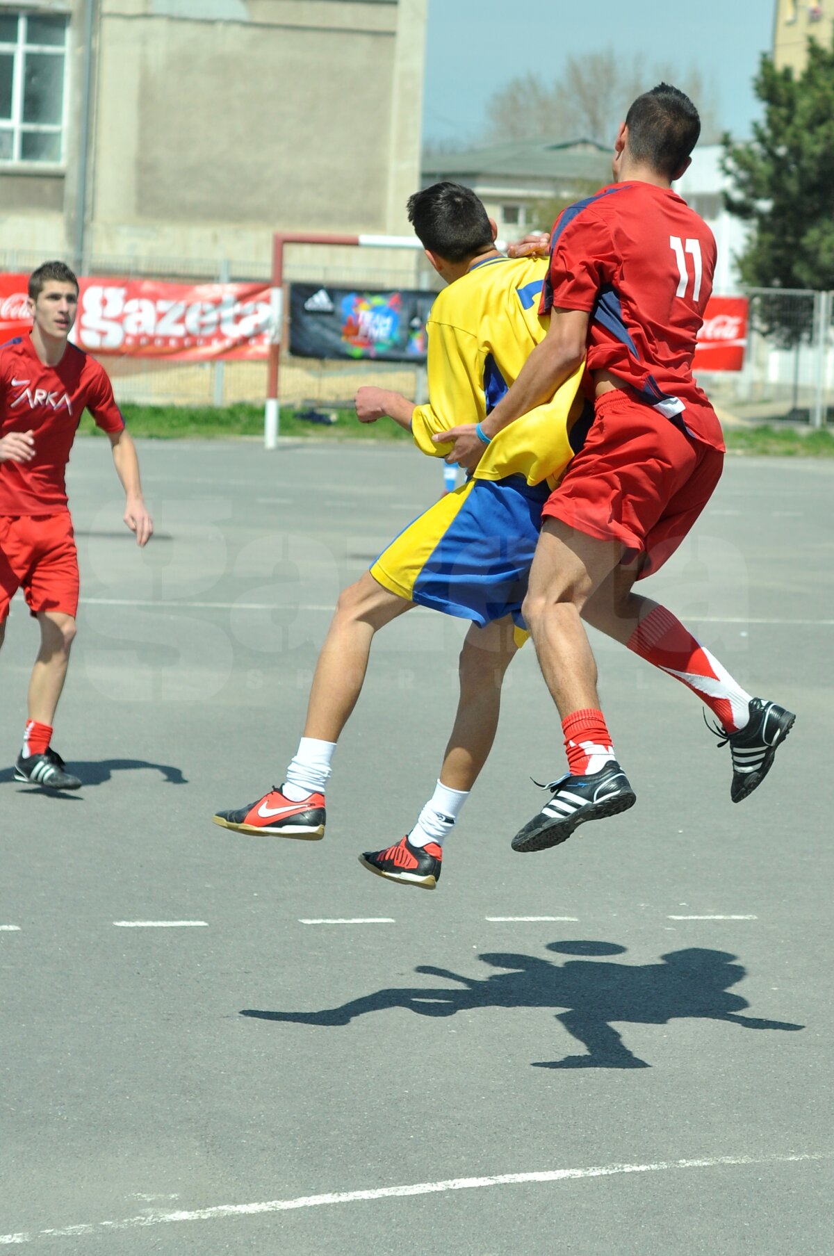 FOTO Lecţie de viaţă dată de liceeni la 18 ani » Fără violenţă, doar fotbal