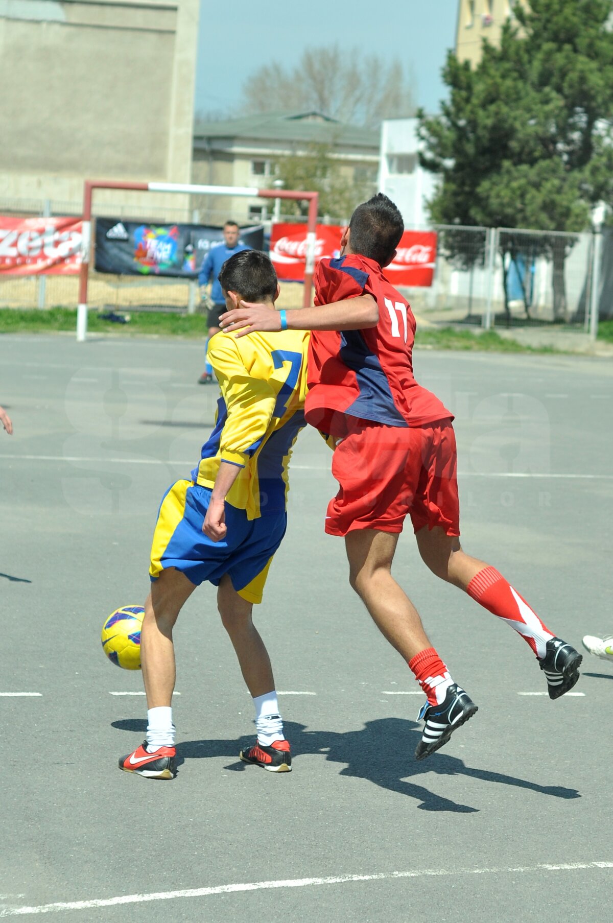 FOTO Lecţie de viaţă dată de liceeni la 18 ani » Fără violenţă, doar fotbal