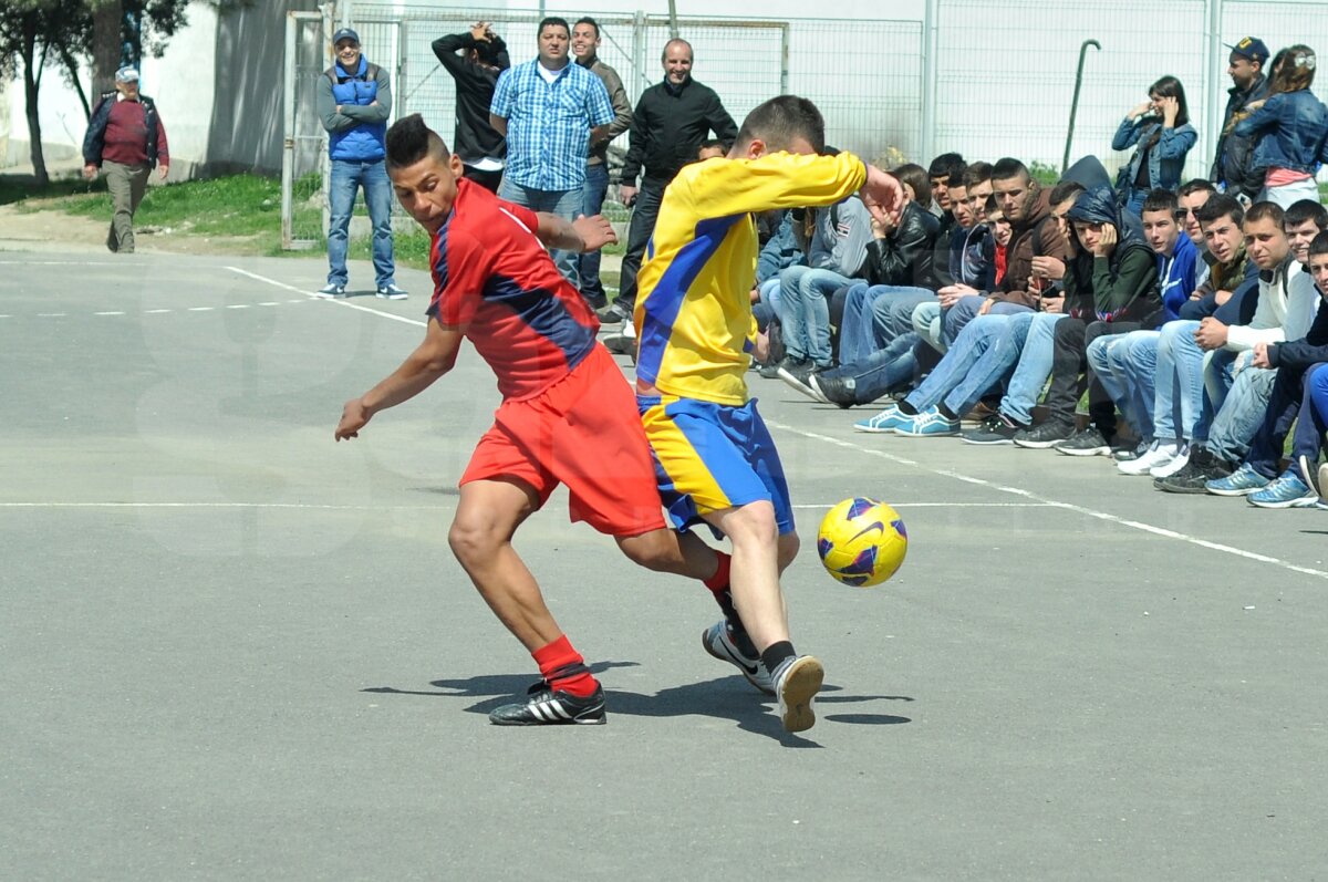 FOTO Lecţie de viaţă dată de liceeni la 18 ani » Fără violenţă, doar fotbal