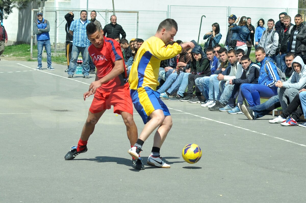 FOTO Lecţie de viaţă dată de liceeni la 18 ani » Fără violenţă, doar fotbal