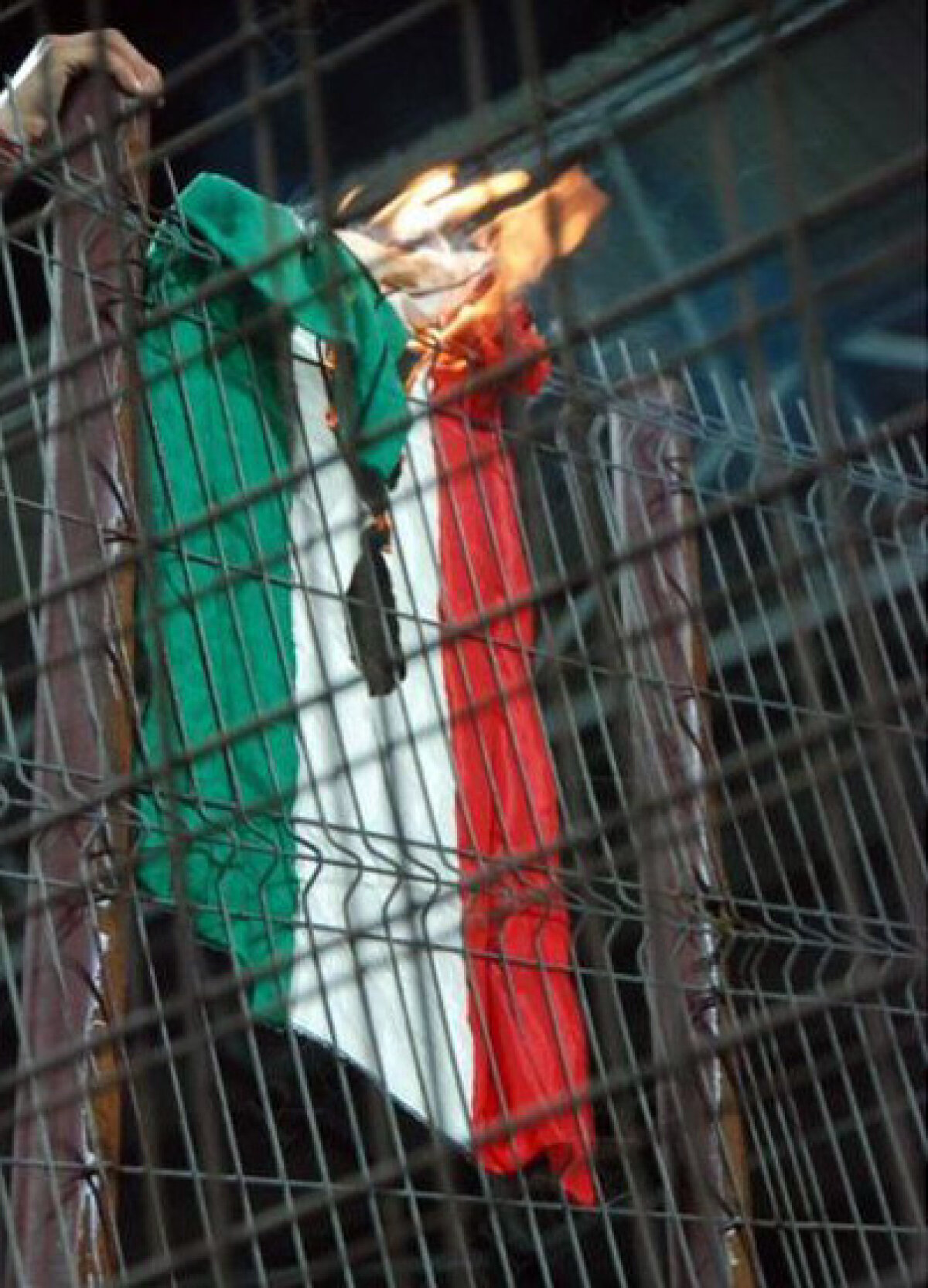 Tribune închise, gazon distrus! » Meciul cu Ungaria începe să înfierbînte atmosfera