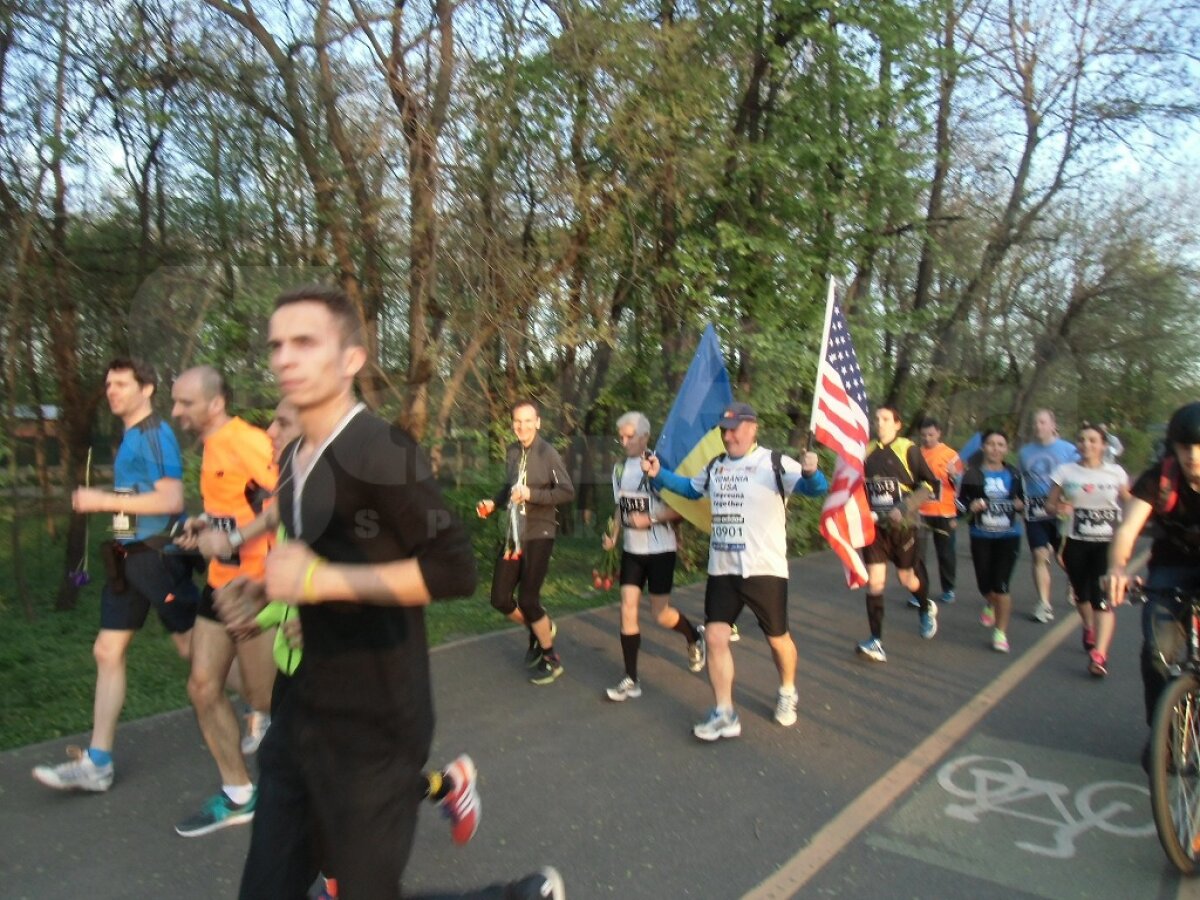 Maratoniştii români au alergat într-o cursă simbolică pentru victimele de la Boston