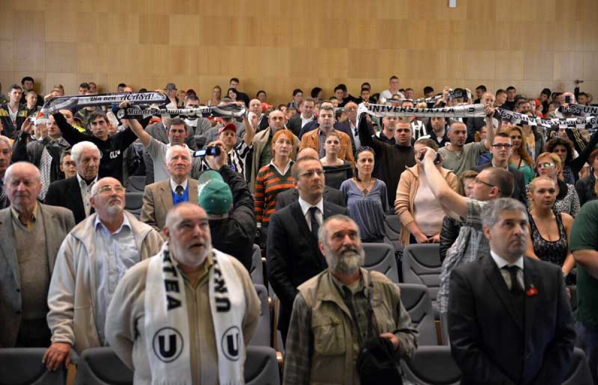 FOTO Să zboare şepcile! » Fanii Universităţii Cluj au lansat a doua ediţie a cărţii "Şepcile Roşii"