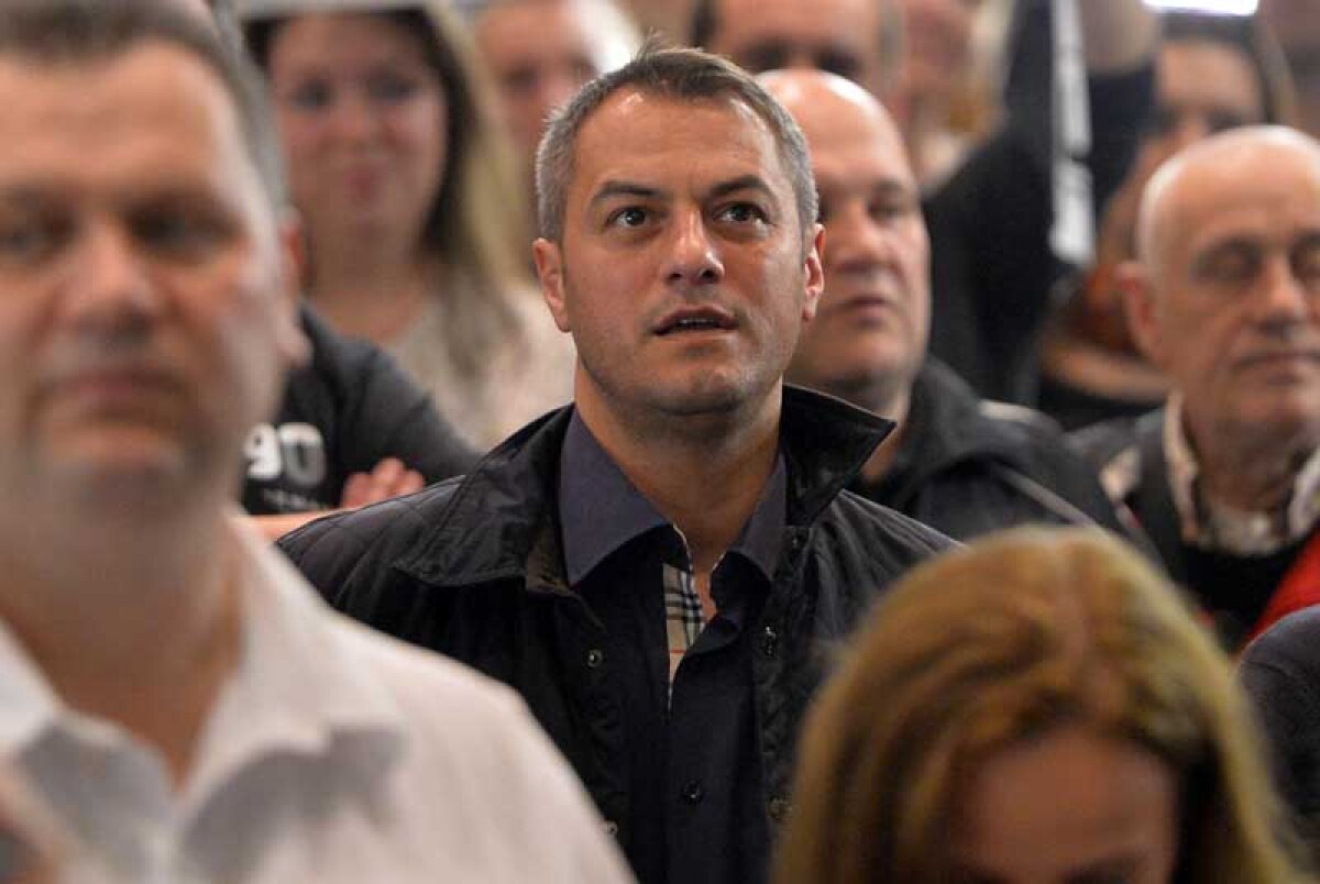 FOTO Să zboare şepcile! » Fanii Universităţii Cluj au lansat a doua ediţie a cărţii "Şepcile Roşii"