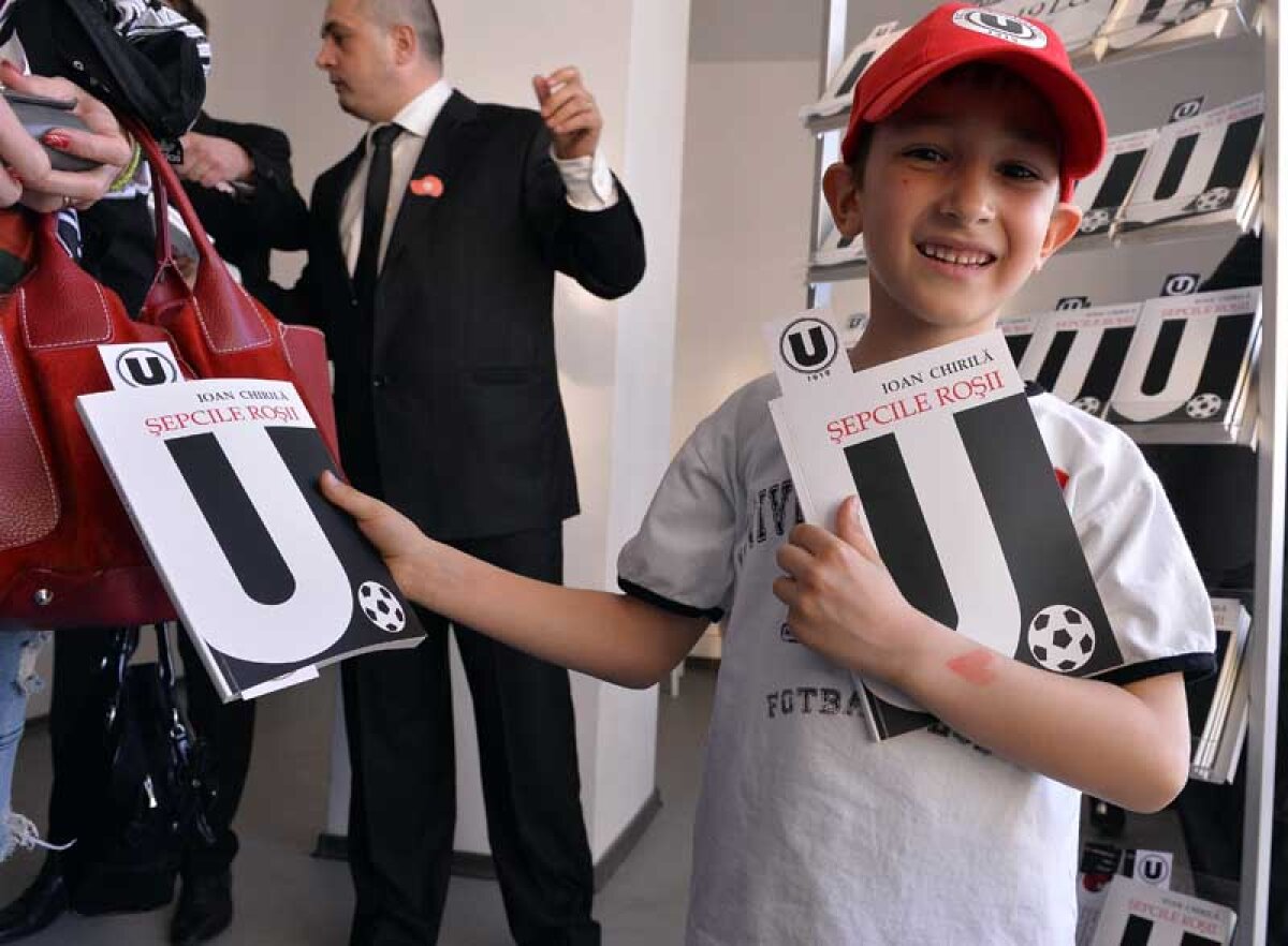 FOTO Să zboare şepcile! » Fanii Universităţii Cluj au lansat a doua ediţie a cărţii "Şepcile Roşii"