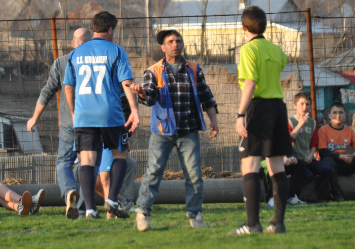 FOTO Caz incredibil în fotbalul mic » Un arbitru a fost ameninţat cu un foarfece pe teren