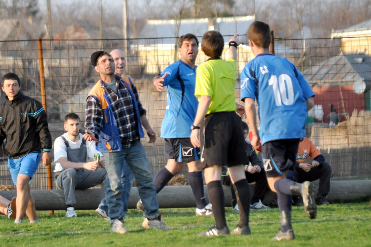 FOTO Caz incredibil în fotbalul mic » Un arbitru a fost ameninţat cu un foarfece pe teren