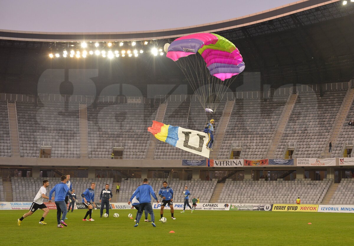 FOTO şi VIDEO Sărbătoare pentru "U" » Cartea "Şepcile Roşii", adusă pe Cluj Arena de un paraşutist