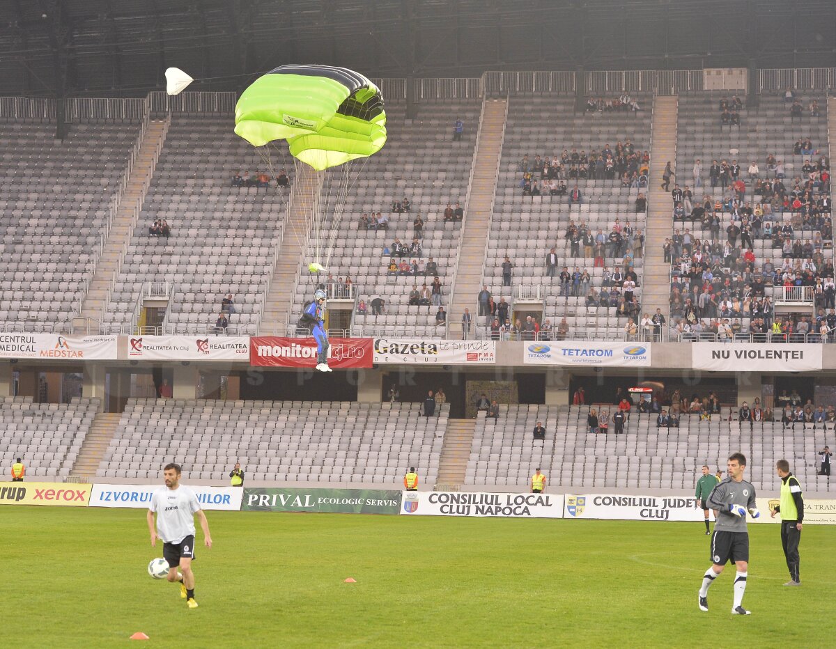 FOTO şi VIDEO Sărbătoare pentru "U" » Cartea "Şepcile Roşii", adusă pe Cluj Arena de un paraşutist