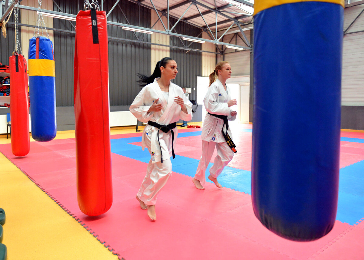 FOTO Ioana Simion şi Alexandra Mirea, între medicină şi karate