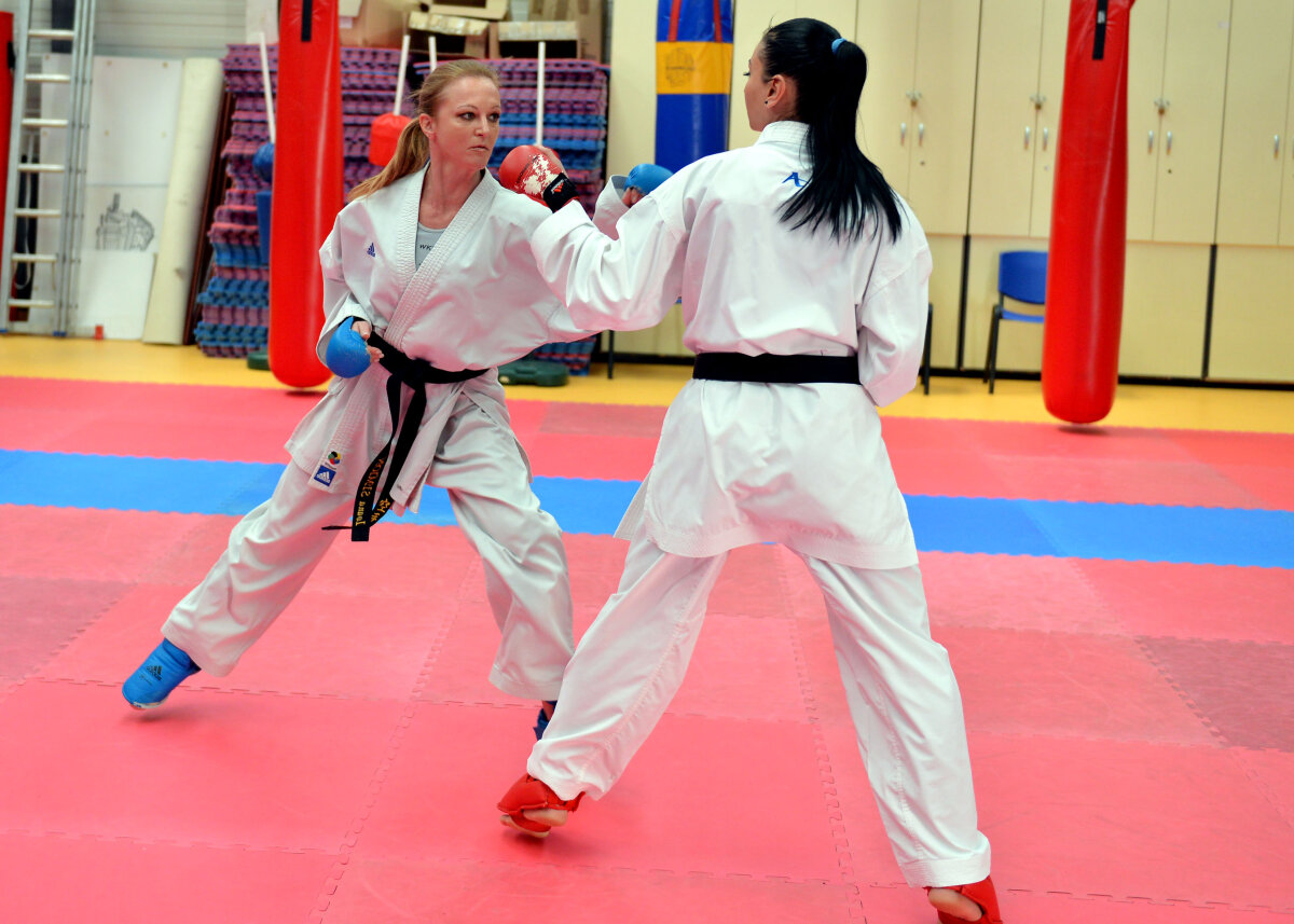 FOTO Ioana Simion şi Alexandra Mirea, între medicină şi karate