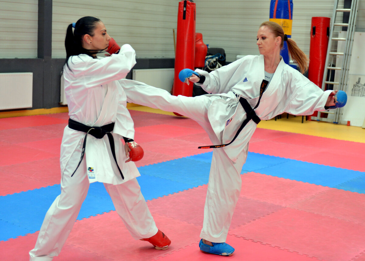 FOTO Ioana Simion şi Alexandra Mirea, între medicină şi karate