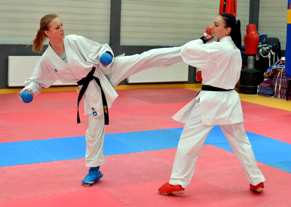 FOTO Ioana Simion şi Alexandra Mirea, între medicină şi karate