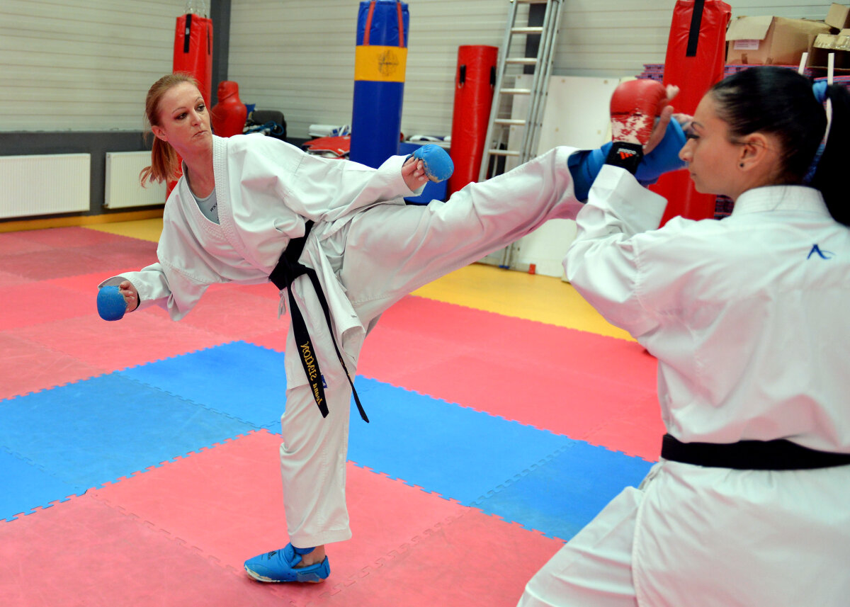 FOTO Ioana Simion şi Alexandra Mirea, între medicină şi karate