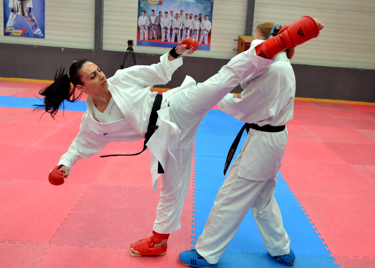 FOTO Ioana Simion şi Alexandra Mirea, între medicină şi karate