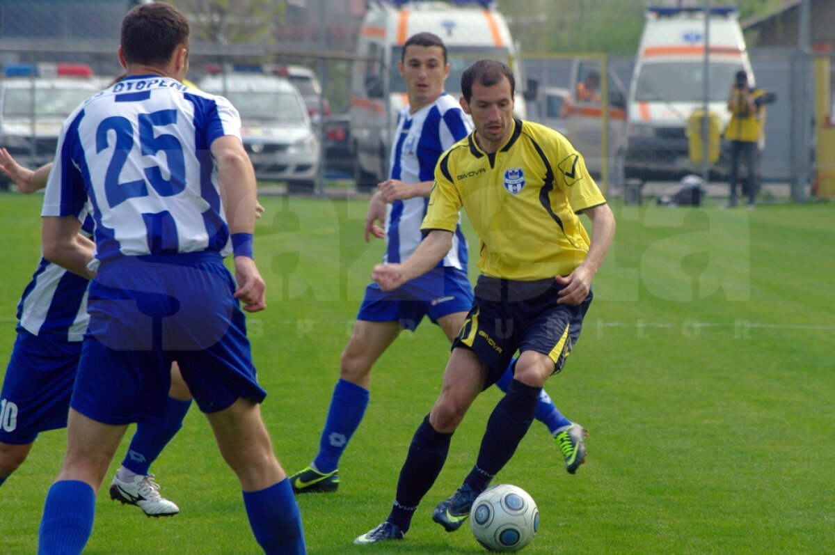 GALERIE FOTO Marius Avram, supervizat de tatăl său şi de Alexandru Deaconu la Otopeni - Brăila, scor 2-1